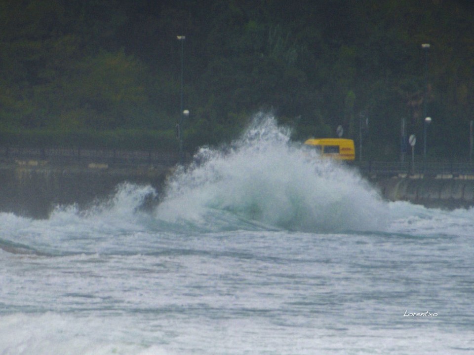Olatu handiak Zarautzen. Argazkia: Lorentxo Portularrume.
