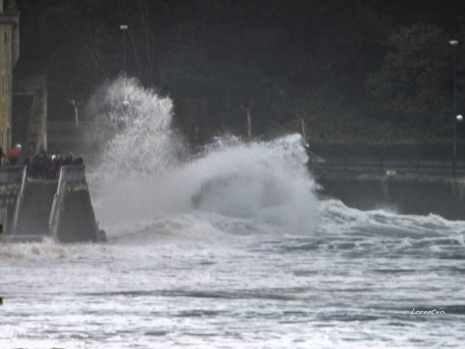 Olatu handiak Zarautzen. Argazkia: Lorentxo Portularrume.