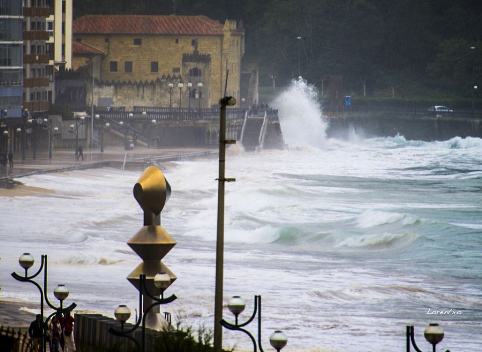 Olatu handiak Zarautzen. Argazkia: Lorentxo Portularrume.