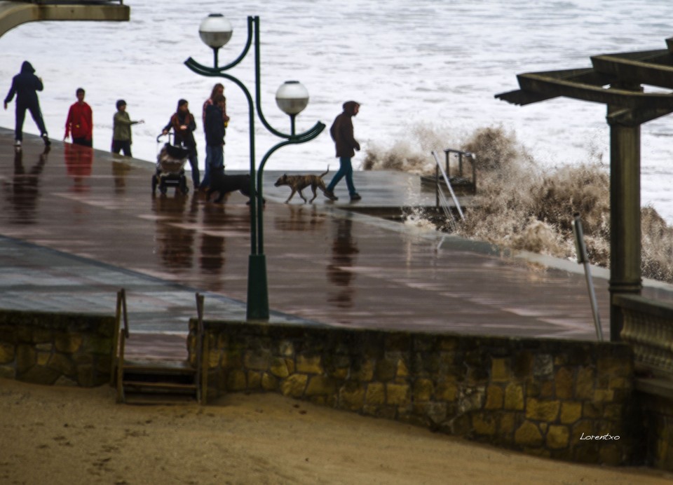 Olatu handiak Zarautzen. Argazkia: Lorentxo Portularrume.