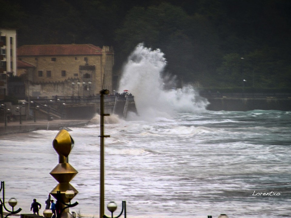Olatu handiak Zarautzen. Argazkia: Lorentxo Portularrume.