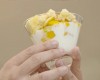 Vasos de yogur, plátano y mango