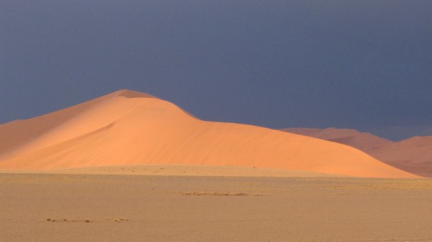 El desierto y la sabana se dan la mano en Namibia .