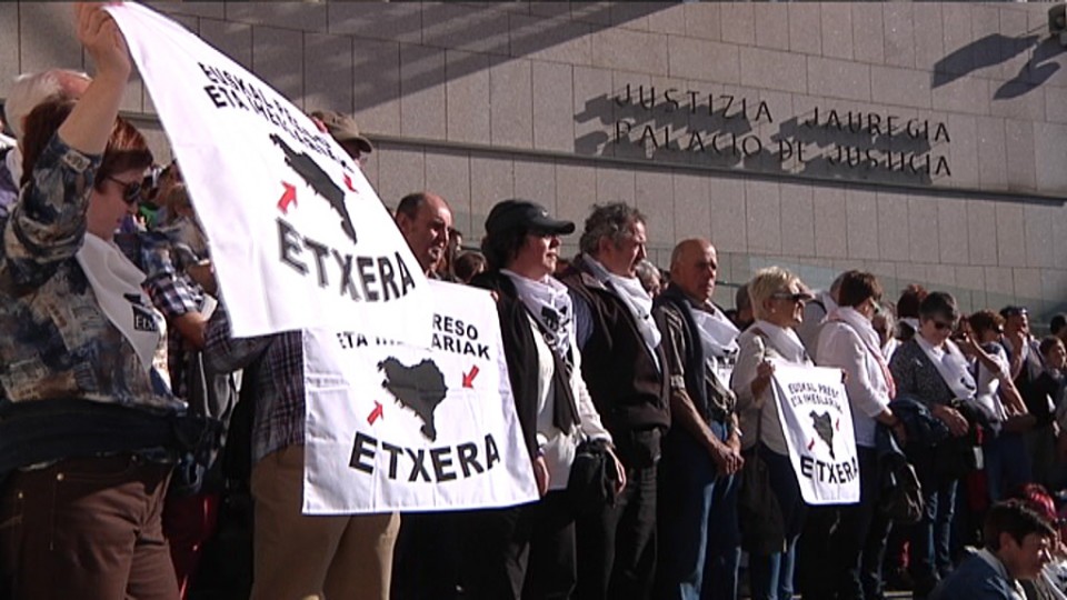 Concentración de Etxerat frente al Palacio de Justicia de Donostia. Foto: EiTB