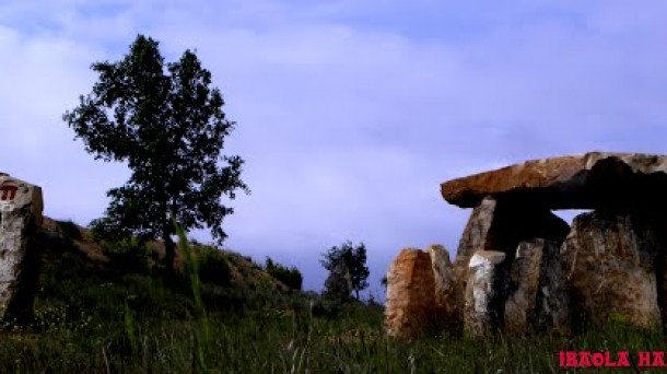  Errautsak trikuharri baten alboan botatzeko hilerri ateoa