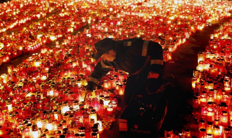 Velas encendidas en tributo a las víctimas del incendio de la discoteca Colectiv. Foto: EFE