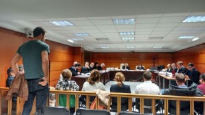 Arraunlariek ziztatzen zituztela baieztatu dute