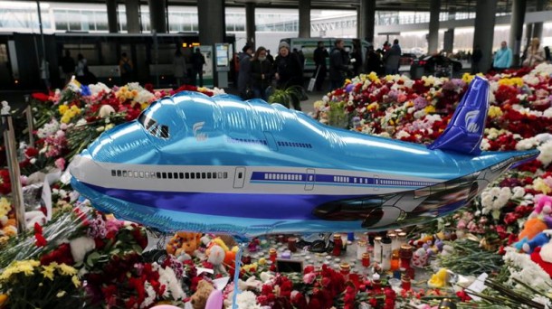 Altar en memoria de las víctimas del siniestro del Airbus A321 de MetroJet en el Sinaí. Foto: EFE