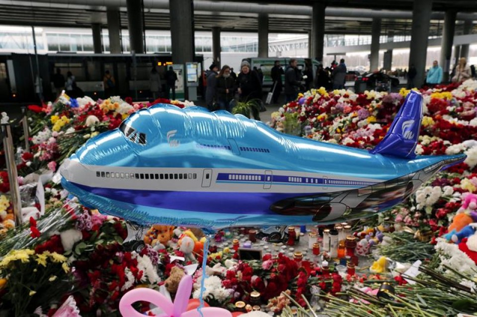 Altar en memoria de las víctimas del siniestro del Airbus A321 de MetroJet en el Sinaí. Foto: EFE