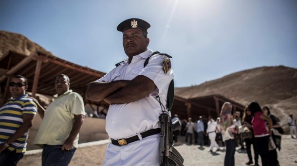 Un policía hace guardia en Luxor, una de las zonas más turísticas de Egipto. EFE