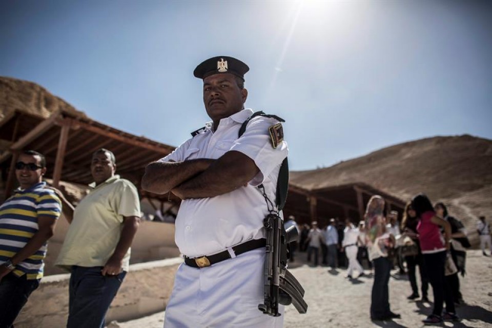Un policía hace guardia en Luxor, una de las zonas más turísticas de Egipto. EFE