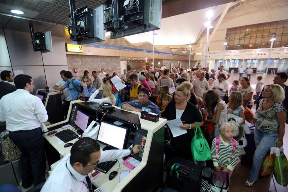 Turistas esperan información sobre la cancelación de vuelos en el aeropuerto de Sharm el-Sheij. EFE