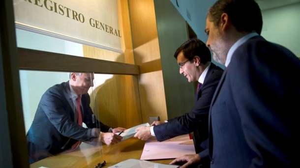 Representantes del Gobierno español, registrando la petición al Consejo de Estado.