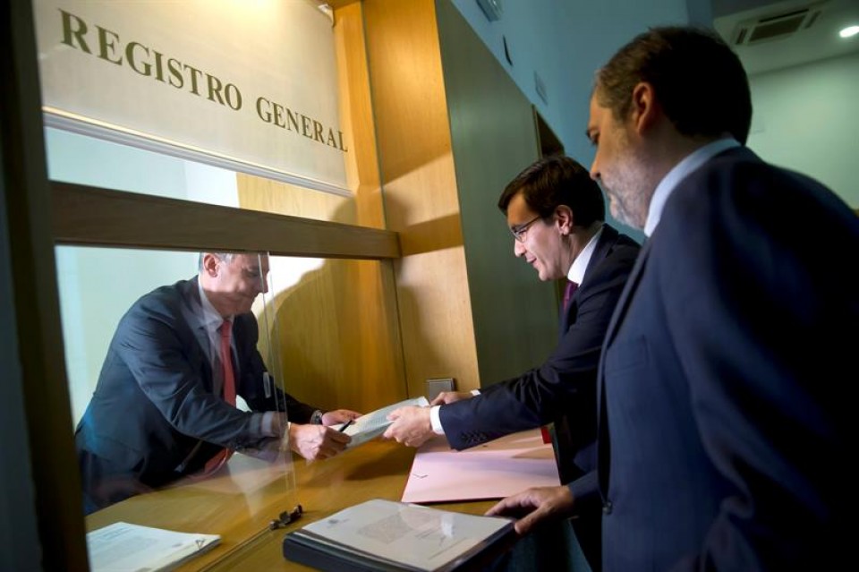 Representantes del Gobierno español, registrando la petición al Consejo de Estado.
