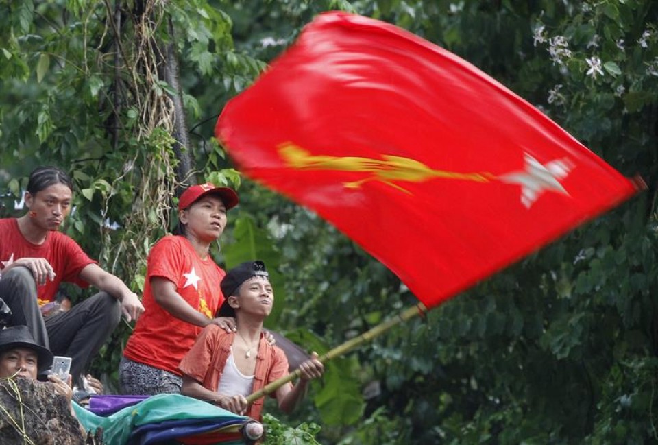 LND alderdiaren jarraitzaileak emaitzak ospatzen, Rangunen (Myanmar). Argazkia: EFE