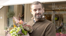 David elige un ramo de flores de otoño para su cocina