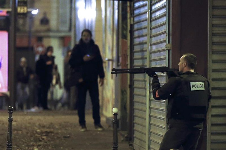 Un agente de la Policía francesa durante los ataques del 13 de noviembre en París. Foto: EFE