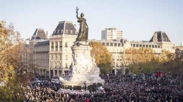 Imágenes, gestos y símbolos surgidos tras los atentados de París