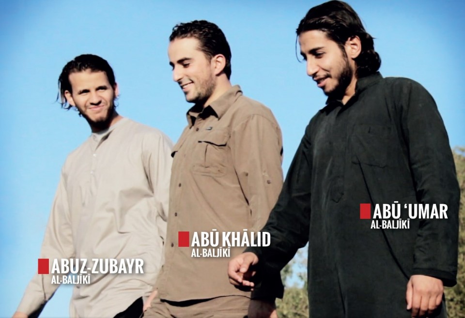 Abdelhamid Abaaoud (derecha), en una fotografía difundida por la revista del Estado Islámico