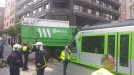 Acciente entre el tranvía y un camión de la basura en Bilbao. Foto: EITB.