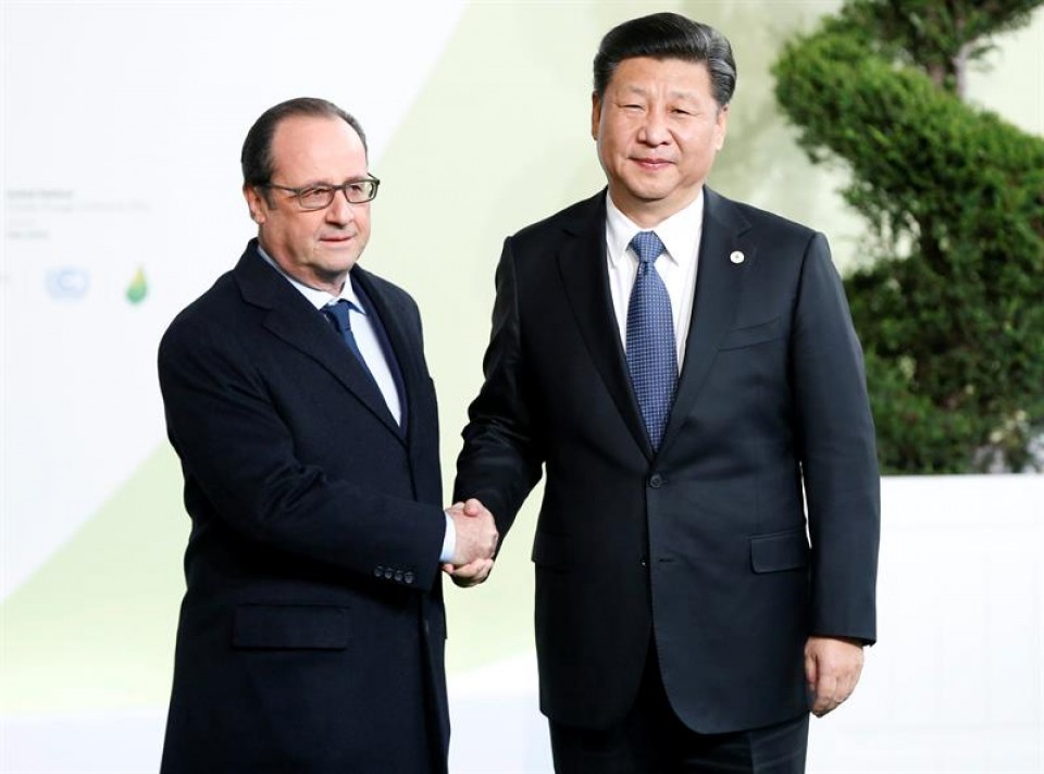 El presidente galo, François Hollande, recibe al presidente chino, Xi Jinping. Foto: EFE