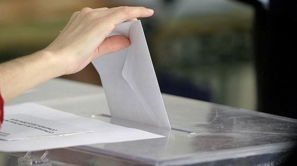 Una persona depositando su voto en una urna. Foto de archivo: EFE
