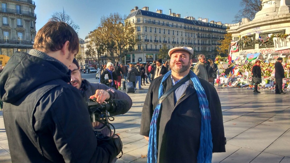 Eukeni y el equipo en la Place de la Republique. Foto: EiTB