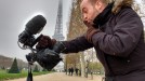 Iñaki Elorza, redactor del programa, ante la Torre Eiffel. Foto: EiTB