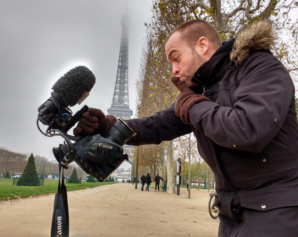 Iñaki Elorza, redactor del programa, ante la Torre Eiffel. Foto: EiTB