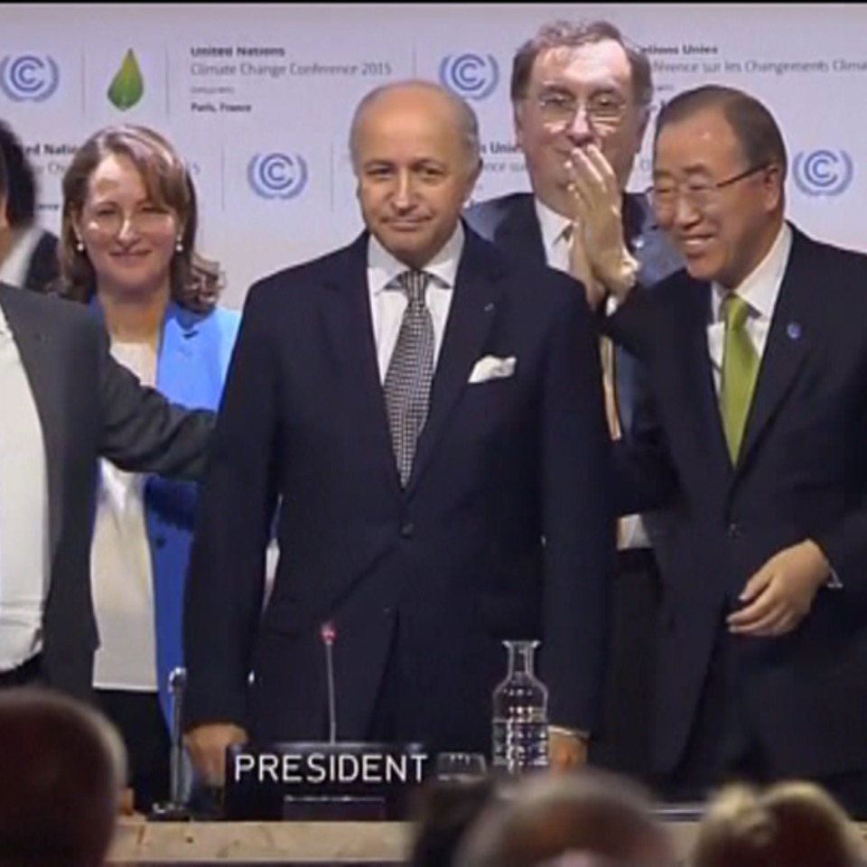 De derecha a izquierda: François Hollande, Laurent Fabius y Ban Ki-moon. Foto EFE