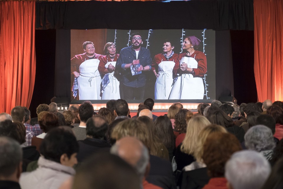 Mikel Pagadi y las actrices de 'Eskamak Kentzen'. Foto: EiTB