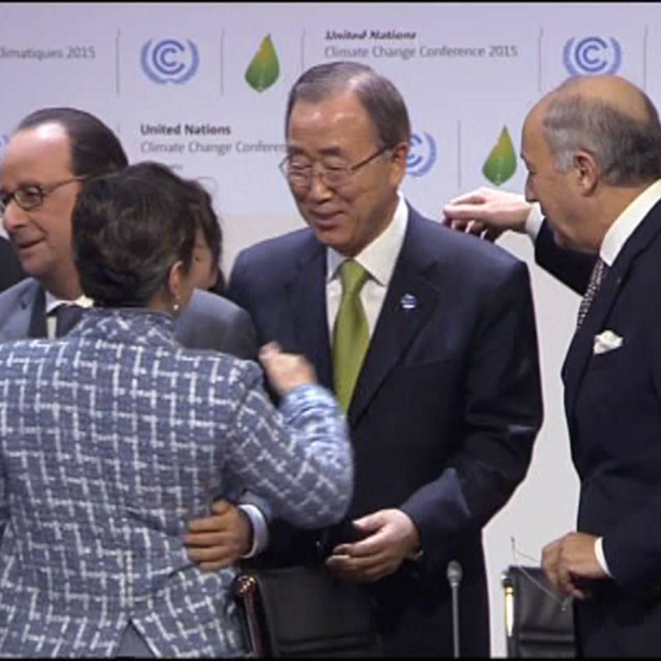 Christiana Figueres, Ban Ki-moon, Laurent Fabius eta Francois Hollande akordioa ospatzen. EFE