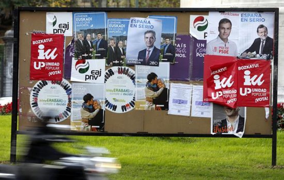 Carteles electorales en un tablón en Bilbao. Foto: EFE