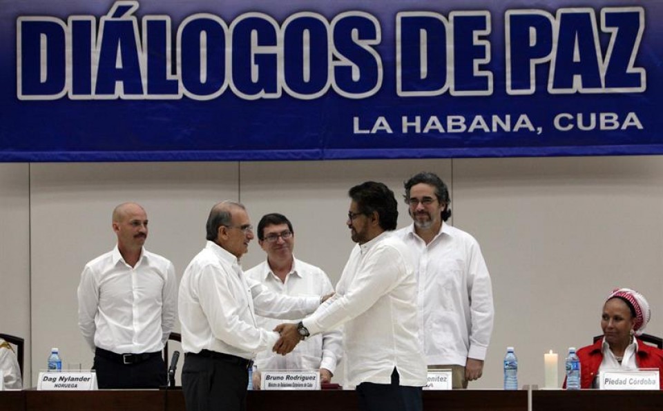 Kolonbiako Gobernuko eta FARCeko negoziatzaileak, akordioa ixten. EFE