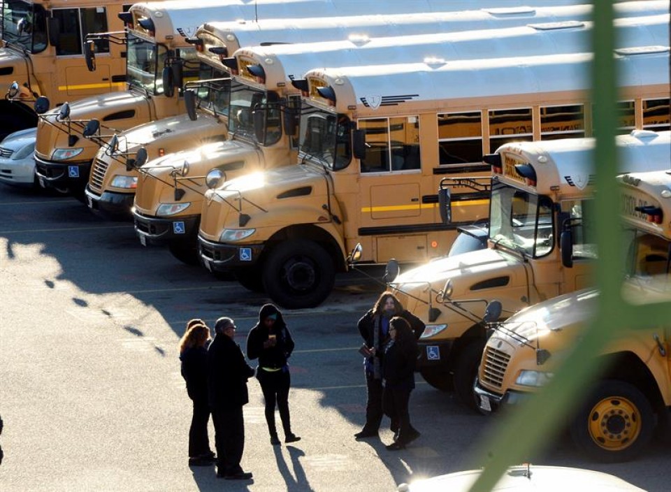 Autobuses escolares aparcados en Los Ángeles. EFE