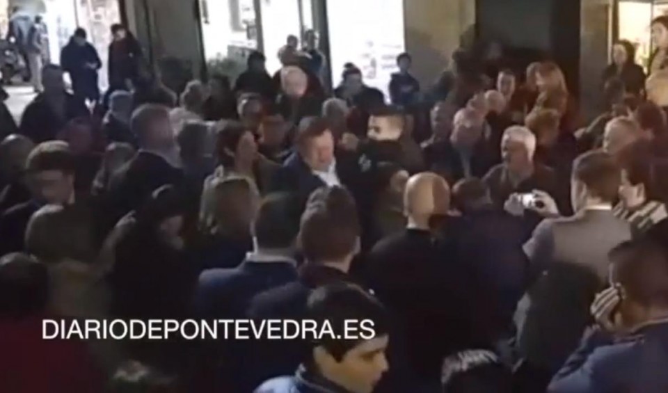 Momento en el que un joven agrede a Rajoy en Pontevedra