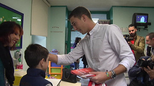 Jugadores del Athletic visitan a niños hospitalizados
