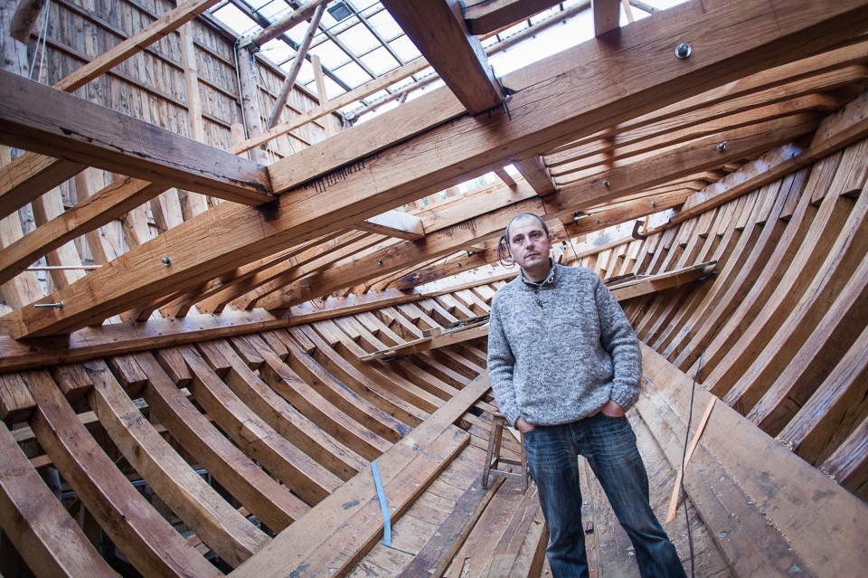 Xabier Alberdi en el interior del ballenero que están construyendo en Albaola. Foto: Mendi Urruzuno