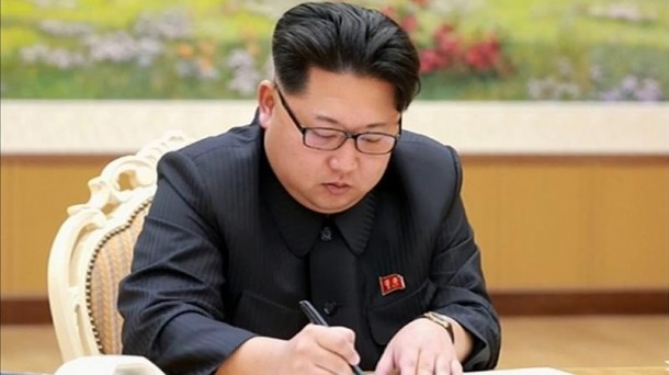 Kim Jong Un boto paperak eta hautetsontziak fabrikatzen hasi da