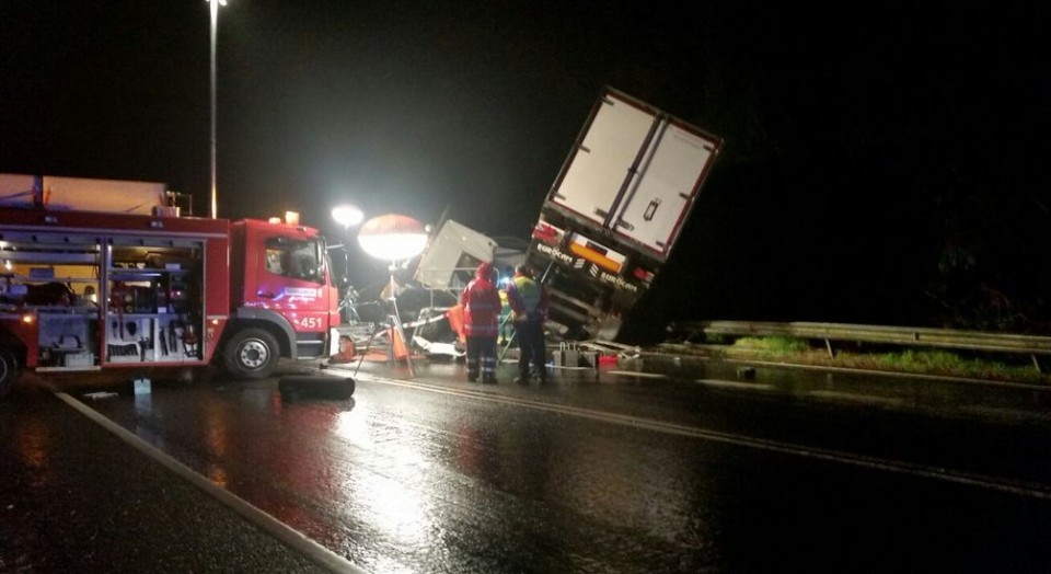 Los servicios de emergencia en el lugar del accidente. Foto: VOST Euskadi