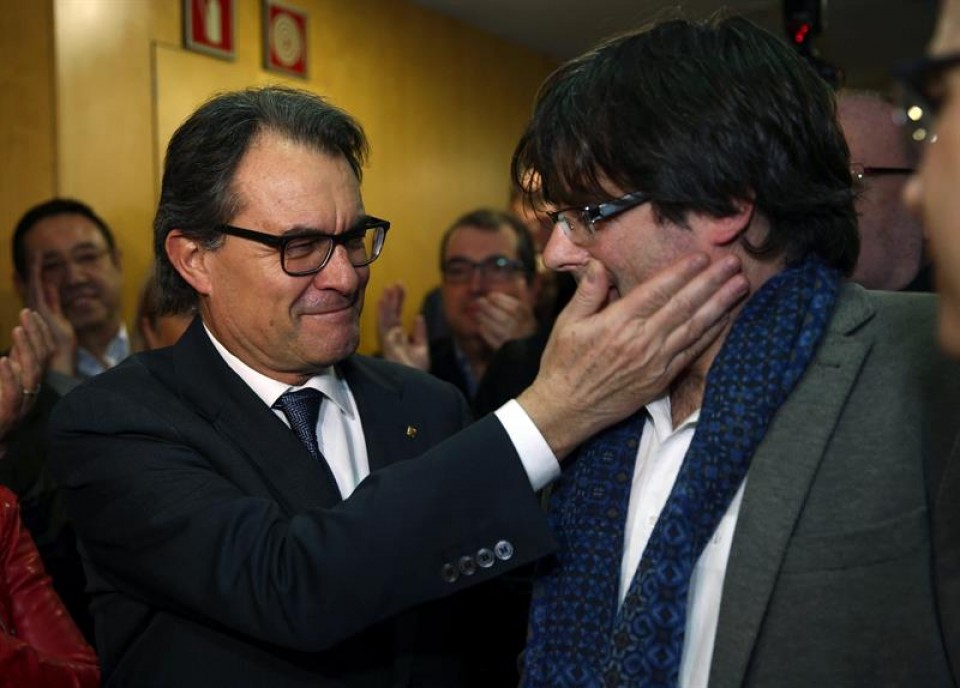 Artur Mas felicita a Carles Puigdemont FOTO: EFE