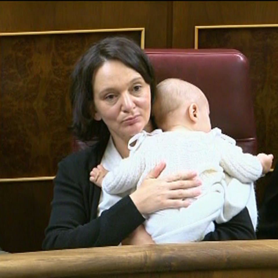 Carolina Bescansa (Podemos), con su hijo. EiTB