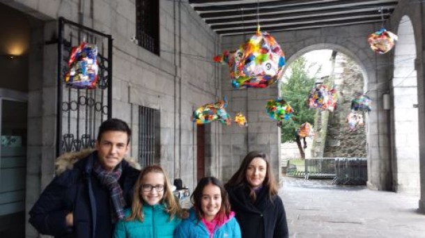 Poloniako artista batekin, instalazio berezia egin dute Elgoibarren