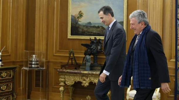 El rey Felipe VI junto al diputado de Nueva Canarias Pedro Quevedo. Foto: EFE