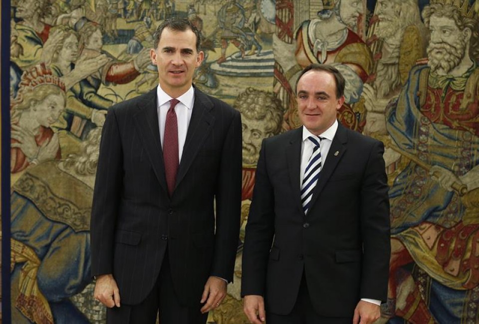Felipe VI y el presidente de UPN, Javier Esparza.