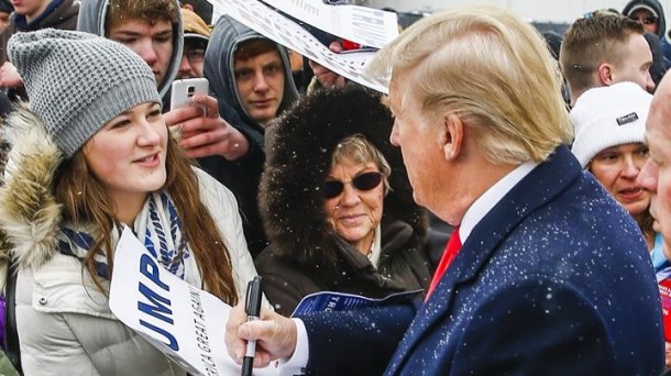 El precandidato republicano Donald Trump firma autógrafos en Iowa. Foto: EFE