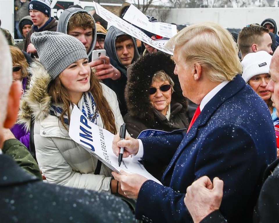 El precandidato republicano Donald Trump firma autógrafos en Iowa. Foto: EFE