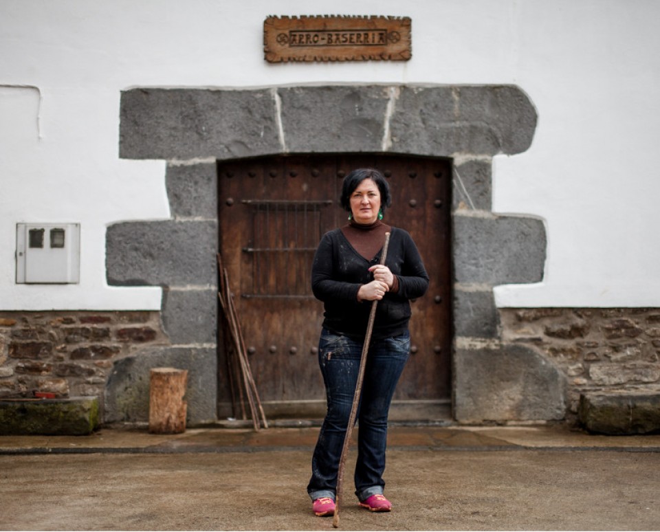 Kristina Saralegi Arro baserri aurrean