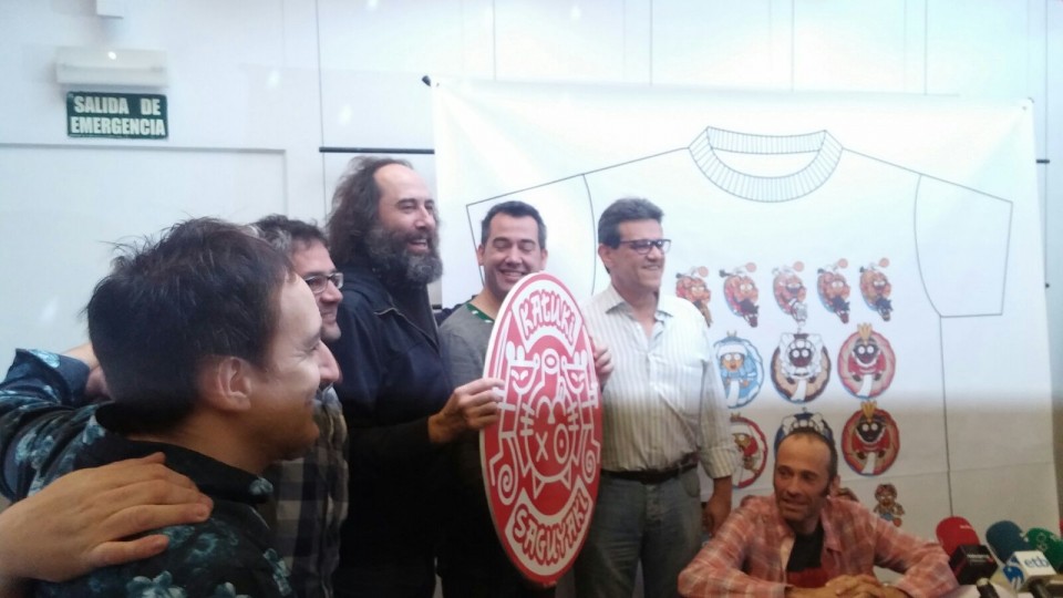 Urmeneta y su equipo muestran el logotipo y el primer diseño de la marca. Foto: Xabier Carrillo