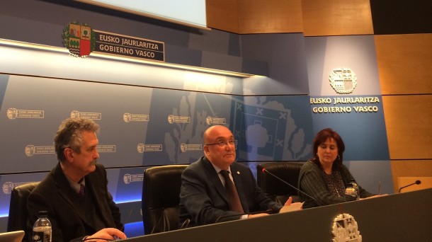 Patxi Baztarrika, Jorge Giménez y Ane Crespo en la rueda de prensa donde han valorado el informe. 